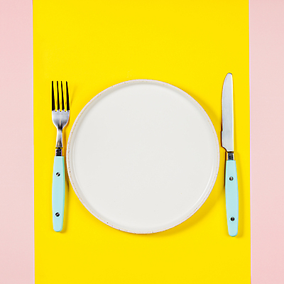 포토 JPG 해외이미지 접시 포크 실내 사람없음 하이앵글 나이프 상차림 준비 노란배경 해외202004 플레이팅 해외포토 식기 뷰포인트 백그라운드 내부 노란색 칼 파일형식