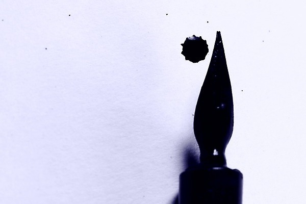 포토 JPG 해외이미지 학생 디자인 종이 비즈니스 캘리그라피 텍스트 통신 교실 잉크 이야기 미술 사람없음 스터디 사무실 펜 검은색 쪽지 교수 희망 거래 흰색 기구 공구 클래식 고급 떨어짐 은색 종업원 깃털 계약 사인 분수 대학교 문서 비서 서명 고립 구독 깃털펜 해외202004 해외202105 해외포토 직업 교육 감정 컬러 컨셉 학교 문화예술 학습 필기구 교사 도구 파일형식