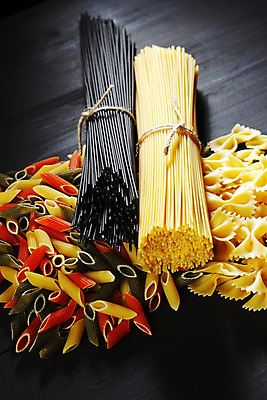 포토 JPG 해외이미지 모양 전통 문화 음식 재료 탁자 파스타 스파게티 요리 사람없음 빨간색 초록색 컬러풀 노란색 검은색 이탈리아 면 그룹 밀 먹기 국수 질감 모음 타입 마카로니 파르팔레 펜네 탈리아텔레 해외202004 해외202105 해외포토 유럽 컬러 가구 모션 곡류 서양음식 면류 파스타면 파일형식