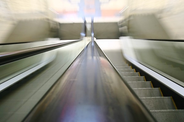 포토 JPG 해외이미지 비즈니스 건축양식 교통시설 모션 유리 지붕 추상 바닥 실내 사람 사람없음 내부 초록색 빛 사무실 반사 계단 금속 산책 도시 홀 복도 센터 공항 군중 쇼핑몰 도착 속도 천장 리프트 에스컬레이터 단계 재촉 방법 블러 철강 해외202004 해외202105 해외포토 건축 컬러 교통 컨셉 무늬 재질 휴식 공간 시설 파일형식