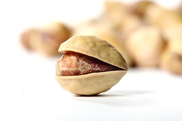 포토 JPG 해외이미지 실내 근접촬영 사람없음 아웃포커스 껍질 흰배경 피스타치오 해외202004 해외202105 해외포토 뷰포인트 백그라운드 촬영기법 내부 견과류 흰색 파일형식