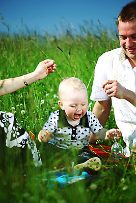 포토 JPG 해외이미지 백인 공원 여자 남자 딸 행복 아들 어린이 가족 자연 하늘 엄마 함께함 사랑 미소 사람 소년 성인 야외 세명 초록색 여름 30대 파란색 소풍 바구니 침묵 시골 아빠 가득함 길이 옛날 해외202004 해외202105 해외포토 서양인 계절 공공시설 감정 컬러 컨셉 관계 표정 장년 야외활동 소리 생태계 파일형식