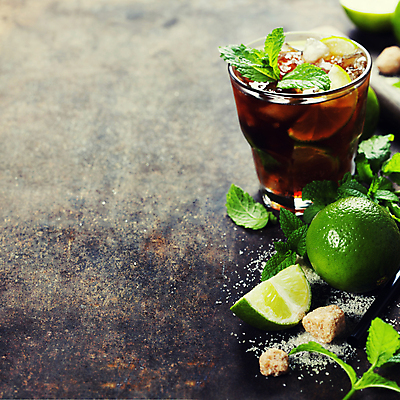 포토 JPG 해외이미지 회색배경 사람없음 얼음 설탕 민트 칵테일잔 라임 모히토 카피스페이스 해외202004 해외포토 자연요소 백그라운드 술잔 과일 공백 회색 칵테일 허브 파일형식