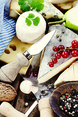 포토 JPG 해외이미지 열매 치즈 유제품 실내 사람없음 버섯 다양 칼 호두 와인오프너 통후추 까망베르치즈 해외202004 해외포토 식물 다수 내부 견과류 후추 병따개 파일형식