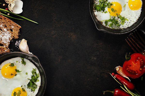 포토 JPG 해외이미지 토마토 검은배경 실내 마늘 사람없음 계란 프라이팬 아침식사 바게트 홍고추 카피스페이스 해외202004 해외포토 빵 백그라운드 채소 고추 주방용품 내부 알 검은색 식사 공백 파일형식