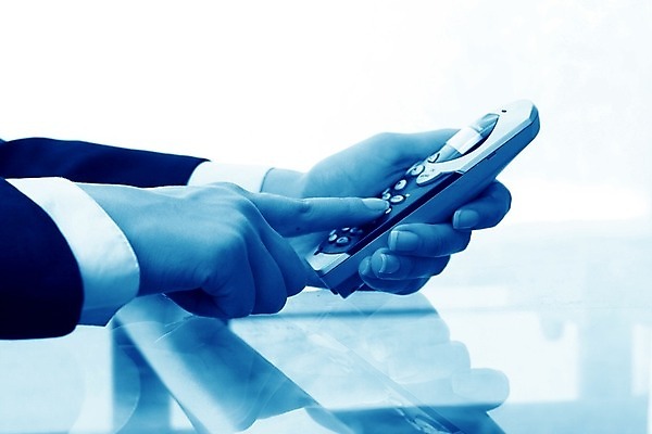 포토 JPG 해외이미지 손 백그라운드 인터넷 비즈니스 텍스트 통신 손가락 모바일 세포 말하기 사람 사람없음 전자제품 스마트폰 컴퓨터 글로벌 사무실 숫자 디지털 스크린 검은색 장비 회색 엄지손가락 흰색 키보드 잡기 작업 메시지 연결 휴대용 무선전화기 전화기 전자 부름 통화 고립 문자메시지 키패드 셀룰러 해외202004 해외202105 해외포토 문자 컬러 모션 신체부위 핸드폰 스마트기기 오브젝트 파일형식