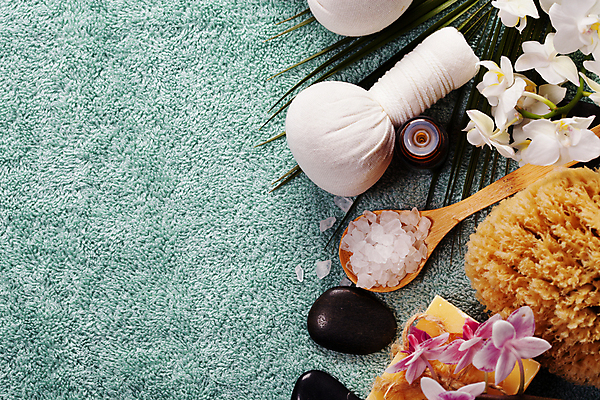 포토 JPG 해외이미지 꽃 실내 사람없음 하이앵글 숟가락 아로마 아로마테라피 스톤 허브볼 카피스페이스 입욕소금 민트색배경 해외202004 해외포토 식물 뷰포인트 백그라운드 수저 내부 공백 미용용품 소금 테라피 민트색 파일형식