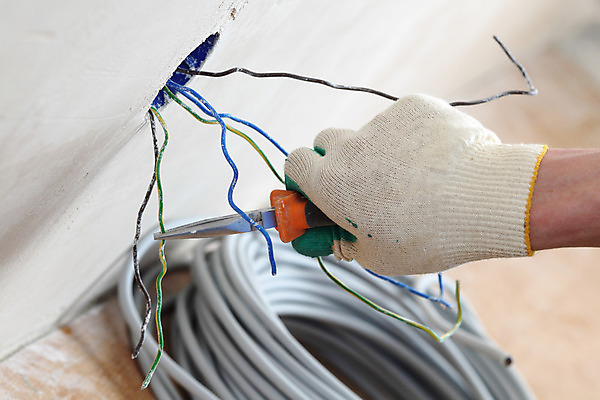 포토 JPG 해외이미지 직업 남자 산업 벽 통신 노동자 새로움 주택 사람 사람없음 힘 기쁨 장비 에너지 도구 업무 틈 유머 기술자 수리 서비스 전자 철사 고정 개선 설치 업그레이드 재주꾼 배선 해외202004 해외202105 해외포토 감정 컨셉 건물 한자 작업 파일형식