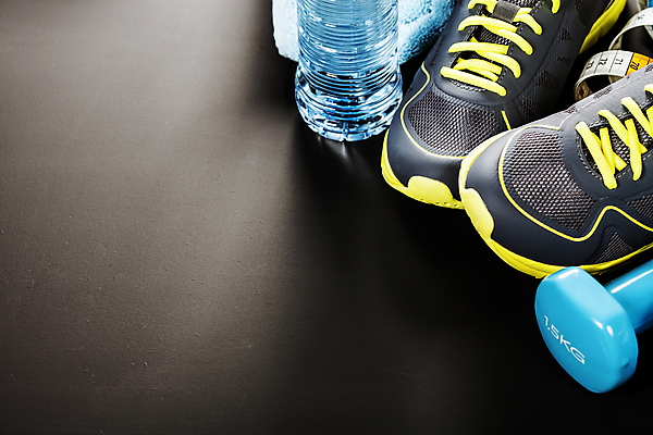 포토 JPG 해외이미지 운동화 다이어트 검은배경 사람없음 수건 아령 물병 오브젝트 해외202004 해외포토 백그라운드 신발 건강 위생용품 검은색 물통 파일형식