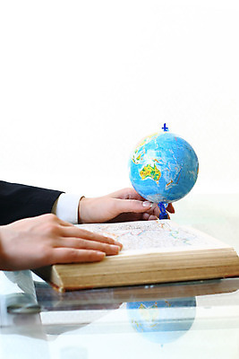 포토 JPG 해외이미지 손 디자인 교육 지구 바다 과학 여행 백그라운드 컨셉 지도 비즈니스 통신 손가락 자연 유리 성공 미래 안전 사람 사람없음 파란색 세계 글로벌 지구본 평화 우주 환경 힘 행성 흰색 잡기 보호 대륙 보안 고립 돌봄 생태학 여의주 지리 해외202004 해외202105 해외포토 컬러 모션 재질 신체부위 생태계 파일형식