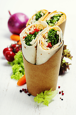 포토 JPG 해외이미지 방울토마토 사람없음 상추 흰배경 후추 미니당근 적양파 토르티야 포장용기 해외202004 해외포토 음식 백그라운드 토마토 채소 양파 당근 흰색 향신료 포장재료 파일형식