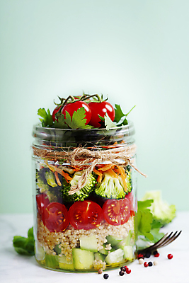 포토 해외이미지 리본 포크 방울토마토 유리병 오이 실내 사람없음 샐러드 브로콜리 담기 파란배경 채식 노끈 건강식 다이어트음식 퀴노아 통후추 비건 해외202004 해외포토 식기 줄 음식 백그라운드 다이어트 토마토 채소 모션 병_용기 곡류 내부 파란색 후추 채식주의자 파일형식