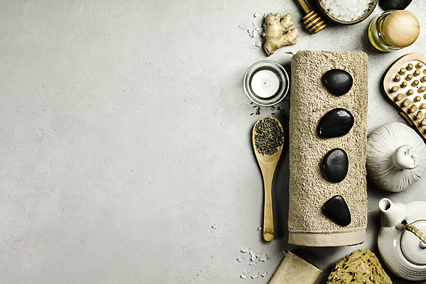 포토 JPG 해외이미지 실내 사람없음 하이앵글 수건 숟가락 찻주전자 흰배경 아로마 일렬 향초 아로마테라피 스톤 허브볼 카피스페이스 해외202004 해외포토 뷰포인트 백그라운드 초 주전자 수저 내부 위생용품 공백 흰색 테라피 파일형식