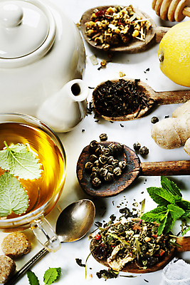 포토 JPG 해외이미지 실내 사람없음 숟가락 도자기 찻잔 찻주전자 레몬 흰배경 찻잎 해외202004 해외포토 백그라운드 과일 주전자 잔 수저 내부 차_음료 흰색 파일형식