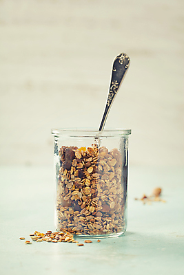 포토 JPG 해외이미지 유리병 곡류 실내 사람없음 숟가락 시리얼 꽂음 요거트 그래놀라 해외202004 해외포토 음식 병_용기 유제품 수저 내부 파일형식