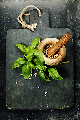 포토 JPG 해외이미지 검은배경 실내 사람없음 하이앵글 바질 막자사발 나무도마 막자 통후추 해외202004 해외포토 뷰포인트 백그라운드 도마 내부 목재 검은색 사발 후추 파일형식