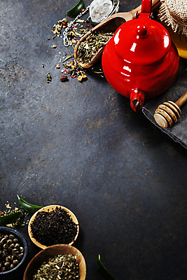 포토 JPG 해외이미지 그릇 검은배경 실내 사람없음 하이앵글 다기 찻주전자 찻잎 스쿱 허니디퍼 카피스페이스 해외202004 차거름망 해외포토 식기 뷰포인트 백그라운드 주전자 내부 차_음료 검은색 공백 도구 다도 파일형식