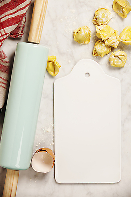 포토 JPG 해외이미지 식재료 도마 실내 사람없음 계란껍데기 준비 흰배경 반죽밀대 토르텔리니 해외202004 해외포토 백그라운드 주방용품 파스타 내부 계란 흰색 밀대 파일형식