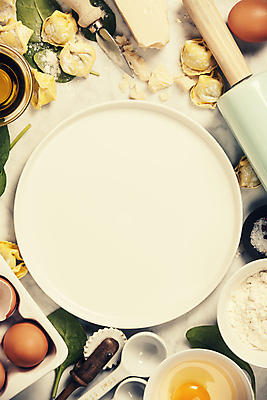 포토 JPG 해외이미지 접시 식재료 치즈 실내 사람없음 계란 올리브오일 준비 흰배경 밀가루 계량스푼 바질 계란판 반죽밀대 치즈나이프 토르텔리니 해외202004 해외포토 식기 백그라운드 주방용품 유제품 파스타 내부 알 흰색 나이프 기름_음식 가루 밀대 파일형식