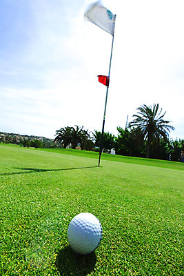 포토 JPG 해외이미지 스포츠 골프 골프장 골프공 풍경 근접촬영 취미 사람없음 야외 초록색 여름 봄 깃발 가장자리 목표 봉 페어웨이 해외202004 해외202105 해외포토 계절 뷰포인트 컬러 컨셉 공 스포츠시설 골프용품 구기 둘레 파일형식