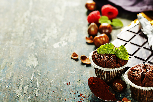 포토 JPG 해외이미지 실내 사람없음 초콜릿 달콤 컵케이크 민트 나무바닥 산딸기 초코맛 코코아가루 헤이즐넛 카피스페이스 해외202004 해외포토 과일 디저트 바닥 내부 케이크 공백 견과류 맛 가루 허브 파일형식