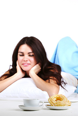 포토 JPG 해외이미지 백인 모델 1 라이프스타일 웰빙 여자 행복 유럽 얼굴 커피 음료 비즈니스 아침 갈색머리 실내 한명 사람 성인 컵 금발 카페 침실 흰색 침대 뜨거움 아침식사 고립 단절 혼자 유일 해외202004 해외202105 해외포토 주간 서양인 헤어스타일 식기 감정 나라 컬러 가구 내부 생활 신체부위 상점 식사 파일형식