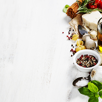 포토 JPG 해외이미지 그릇 치즈 마늘 스파게티 사람없음 숟가락 흰배경 소금 후추 바질 로즈메리 치즈나이프 통후추 해외202004 해외포토 식기 백그라운드 채소 유제품 파스타 수저 흰색 나이프 허브 향신료 파일형식