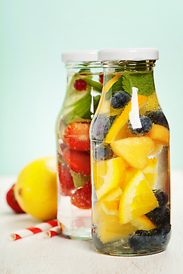 포토 JPG 해외이미지 음료 오렌지 딸기 유리병 빨대 사람없음 물 레몬 파인애플 파란배경 산딸기 디톡스 해외202004 해외포토 자연요소 백그라운드 과일 병_용기 건강 파란색 열대과일 파일형식