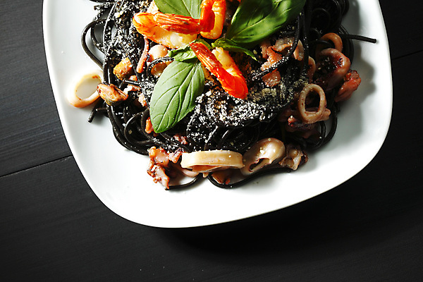 포토 JPG 해외이미지 접시 탁자 검은배경 새우 사람없음 신선 정상 해산물 오징어 홍합 후추 바질 오징어먹물스파게티 해외202004 오징어먹물 해외202105 해외포토 식기 가구 백그라운드 어패류 연체동물 스파게티 갑각류 검은색 수중동물 향신료 파일형식