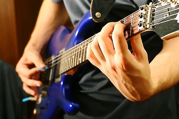 포토 JPG 해외이미지 남자 줄 노래 손가락 놀이 관리 사랑 미술 사람 사람없음 목재 파란색 화목 콘서트 연주자 음악가 도구 악단 클래식 극장 예술가 롤 목 팔 재즈 뮤지컬 블루스 세피아 인기 플라멩코 플레이어 스타일 해외202004 해외202105 해외포토 나무 직업 손 감정 예술 음악 컬러 컨셉 재료 문화예술 촬영기법 신체부위 공연 세계문화유산 파일형식