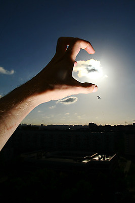 포토 JPG 해외이미지 구름 손 생각 손가락 하늘 사람 사람없음 파란색 빛 태양 맑음 어둠 희망 힘 에너지 자유 광선 마법사 영혼 피부 연습 방사선 배기가스 현실 해외202004 해외202105 해외포토 자연요소 감정 컬러 컨셉 날씨 신체부위 파일형식