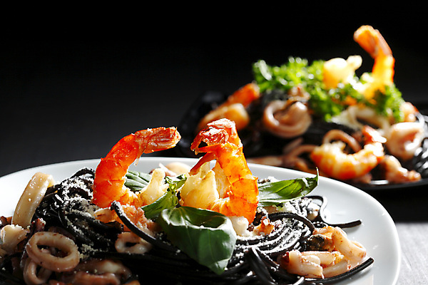 포토 JPG 해외이미지 접시 탁자 검은배경 새우 파슬리 사람없음 아웃포커스 신선 해산물 오징어 홍합 후추 바질 오징어먹물스파게티 해외202004 오징어먹물 해외202105 해외포토 식기 가구 백그라운드 채소 어패류 연체동물 촬영기법 스파게티 갑각류 검은색 수중동물 향신료 파일형식