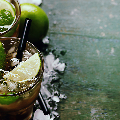 포토 JPG 해외이미지 빨대 근접촬영 사람없음 얼음 민트 칵테일잔 파란배경 라임 모히토 카피스페이스 해외202004 해외포토 자연요소 뷰포인트 백그라운드 술잔 과일 파란색 공백 칵테일 허브 파일형식