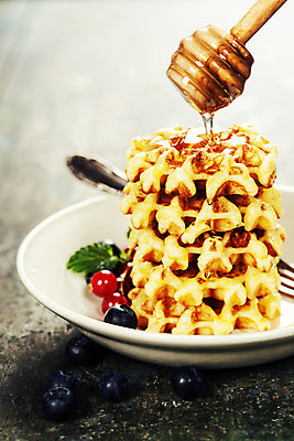 포토 JPG 해외이미지 접시 디저트 실내 사람없음 쌓기 붓기 달콤 블루베리 베리 꿀 와플 허니디퍼 해외202004 해외포토 식기 음식 과일 모션 내부 도구 맛 파일형식