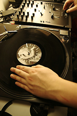 포토 JPG 해외이미지 손 음악 손가락 놀이 사람없음 전자제품 파티 소리 음악가 기술자 혼합 DJ 클럽 전자 축음기 비닐 돌리기 뮤지컬 섞기 테크노 유흥 해외202004 해외202105 해외포토 직업 음향기기 모션 재질 문화예술 이벤트 신체부위 골동품 파일형식