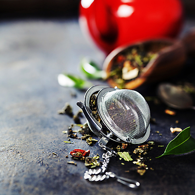 포토 JPG 해외이미지 잎 검은배경 실내 사람없음 아웃포커스 숟가락 다기 찻주전자 찻잎 스쿱 해외202004 차거름망 해외포토 식물 백그라운드 주전자 촬영기법 수저 내부 차_음료 검은색 다도 파일형식