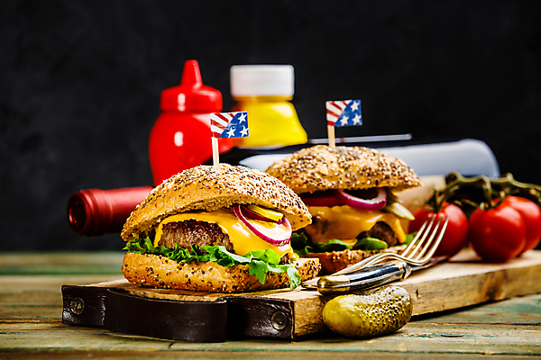 포토 JPG 해외이미지 포크 방울토마토 패스트푸드 실내 사람없음 와인 햄버거 나이프 성조기 케첩 머스터드 와인병 피클 나무도마 수제햄버거 이쑤시개장식 해외202004 해외포토 식기 토마토 병_용기 도마 주류 내부 목재 장식 소스_음식 칼 국기 인스턴트 이쑤시개 절임 파일형식