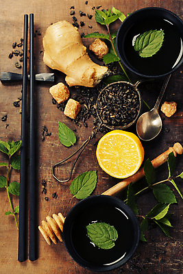 포토 JPG 해외이미지 젓가락 실내 사람없음 찻잔 레몬 허브 생강 나무탁자 생강차 젓가락받침대 허니디퍼 해외202004 차거름망 해외포토 식물 채소 과일 탁자 잔 수저 내부 차_음료 도구 수저받침대 파일형식