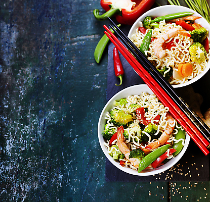 포토 JPG 해외이미지 그릇 젓가락 파프리카 사람없음 하이앵글 당근 면류 브로콜리 국수 완두콩 파란배경 동양음식 카피스페이스 해외202004 해외포토 식기 음식 뷰포인트 백그라운드 채소 콩 뿌리채소 수저 파란색 공백 파일형식