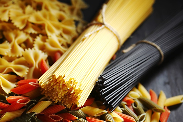 포토 JPG 해외이미지 모양 전통 문화 음식 재료 탁자 파스타 스파게티 요리 사람없음 빨간색 초록색 컬러풀 노란색 검은색 이탈리아 면 그룹 밀 먹기 국수 질감 모음 타입 마카로니 파르팔레 펜네 탈리아텔레 해외202004 해외202105 해외포토 유럽 컬러 가구 모션 곡류 서양음식 면류 파스타면 파일형식