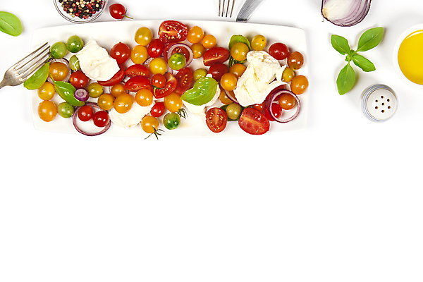 포토 JPG 해외이미지 접시 포크 방울토마토 실내 사람없음 하이앵글 올리브오일 흰배경 바질 모짜렐라치즈 소금통 적양파 카피스페이스 해외202004 해외포토 식기 뷰포인트 백그라운드 토마토 양파 치즈 내부 공백 흰색 기름_음식 파일형식