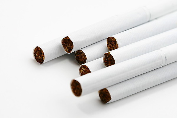 포토 JPG 해외이미지 캠페인 백그라운드 담배 건강 사람없음 노란색 금지 흰색 죽음 연기 호흡 위험 담배꽁초 암 중독 종료 습관 나쁜 그만 니코틴 단절 마약 중고 해외202004 해외202105 해외포토 컬러 컨셉 질병 파일형식