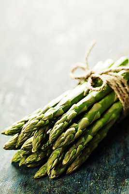 포토 JPG 해외이미지 실내 사람없음 초록색 다발 묶기 아스파라거스 노끈 해외202004 해외포토 줄 컬러 채소 모션 내부 파일형식