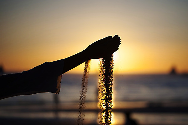 포토 JPG 해외이미지 손 여자 행복 실루엣 모래 바다 백그라운드 오렌지 손가락 자연 하늘 휴가 한명 사람 야외 물 태양 일몰 낭만 잡기 저녁 해외202004 해외202105 해외포토 자연요소 1 감정 컨셉 과일 모션 촬영기법 신체부위 노을 야간 생태계 파일형식