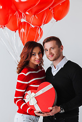 포토 JPG 해외이미지 커플 행복 리본 2 포옹 휴가 발렌타인데이 선물 사랑 미소 사람 두명 빨간색 상자 기쁨 낭만 하트 다발 활 풍선 해외202004 해외202105 해외포토 모양 감정 컬러 컨셉 관계 안기 데이이벤트 표정 파일형식