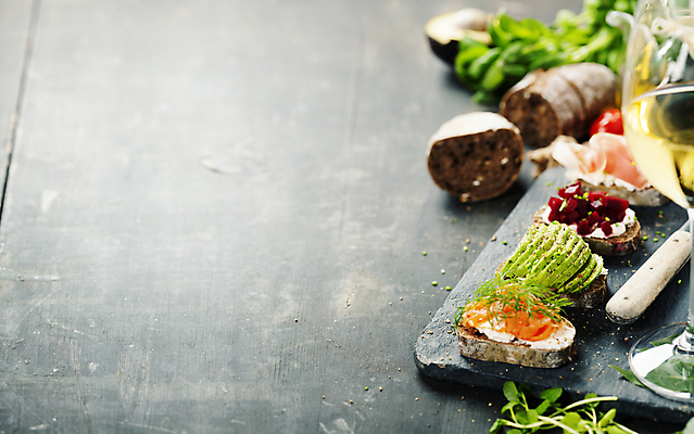 포토 JPG 해외이미지 빵 실내 사람없음 이탈리아음식 애피타이저 화이트와인 나무바닥 연어 아보카도 돌판 브루스케타 비트 카피스페이스 해외202004 해외포토 음식 채소 과일 바닥 서양음식 어류 내부 와인 공백 돌_바위 파일형식