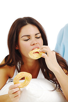 포토 JPG 해외이미지 백인 모델 1 라이프스타일 웰빙 여자 행복 유럽 얼굴 커피 음료 비즈니스 아침 갈색머리 실내 한명 미소 사람 성인 컵 금발 카페 침실 흰색 침대 뜨거움 차 아침식사 고립 단절 혼자 유일 해외202004 해외202105 해외포토 주간 서양인 헤어스타일 식기 감정 나라 컬러 가구 표정 내부 생활 신체부위 상점 식사 파일형식