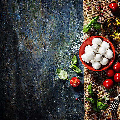 포토 JPG 해외이미지 그릇 포크 방울토마토 실내 사람없음 올리브오일 삼베 나무바닥 바질 모짜렐라치즈 카피스페이스 해외202004 해외포토 식기 토마토 치즈 바닥 내부 공백 기름_음식 파일형식 천_직물