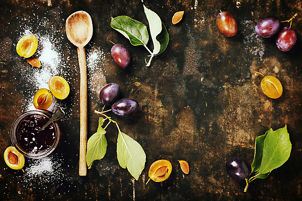 포토 JPG 해외이미지 잎 유리병 디저트 사람없음 하이앵글 숟가락 설탕 자두 나무숟가락 과일잼 카피스페이스 해외202004 해외포토 식물 음식 뷰포인트 과일 병_용기 수저 공백 잼 파일형식