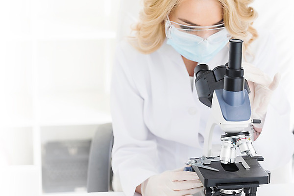 포토 JPG 해외이미지 백인 직업 학생 응시 여자 얼굴 과학 백그라운드 노동자 건강 현미경 실험 한명 사람 스터디 약 장비 의사 흰색 업무 작업 실험실 생명공학 연구원 과학자 분석 생물학 미생물 고립 화학자 카피스페이스 해외202004 해외202105 해외포토 서양인 1 시선 교육 컬러 컨셉 의학 생물 실험기구 신체부위 학습 공백 의료진 학자 파일형식